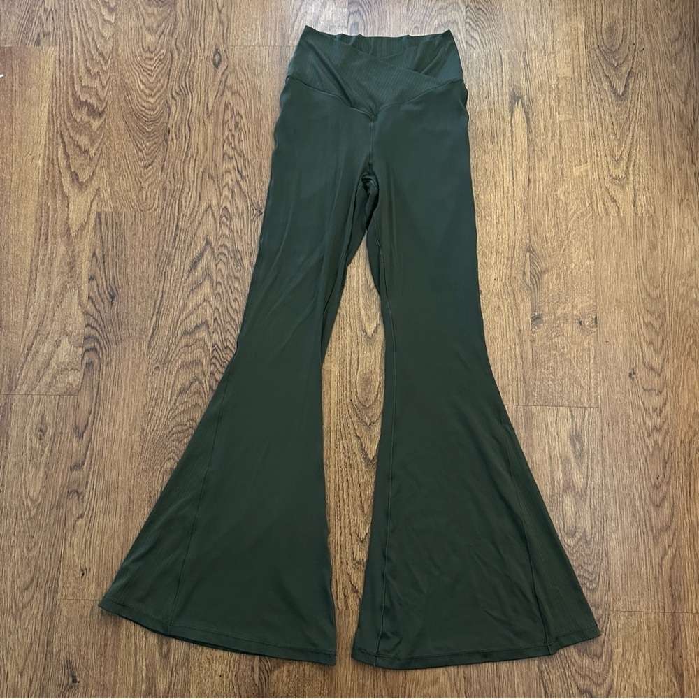 Aerie offline Dark Green Hi-Rise Flare Pants leggings stretch size Medium
